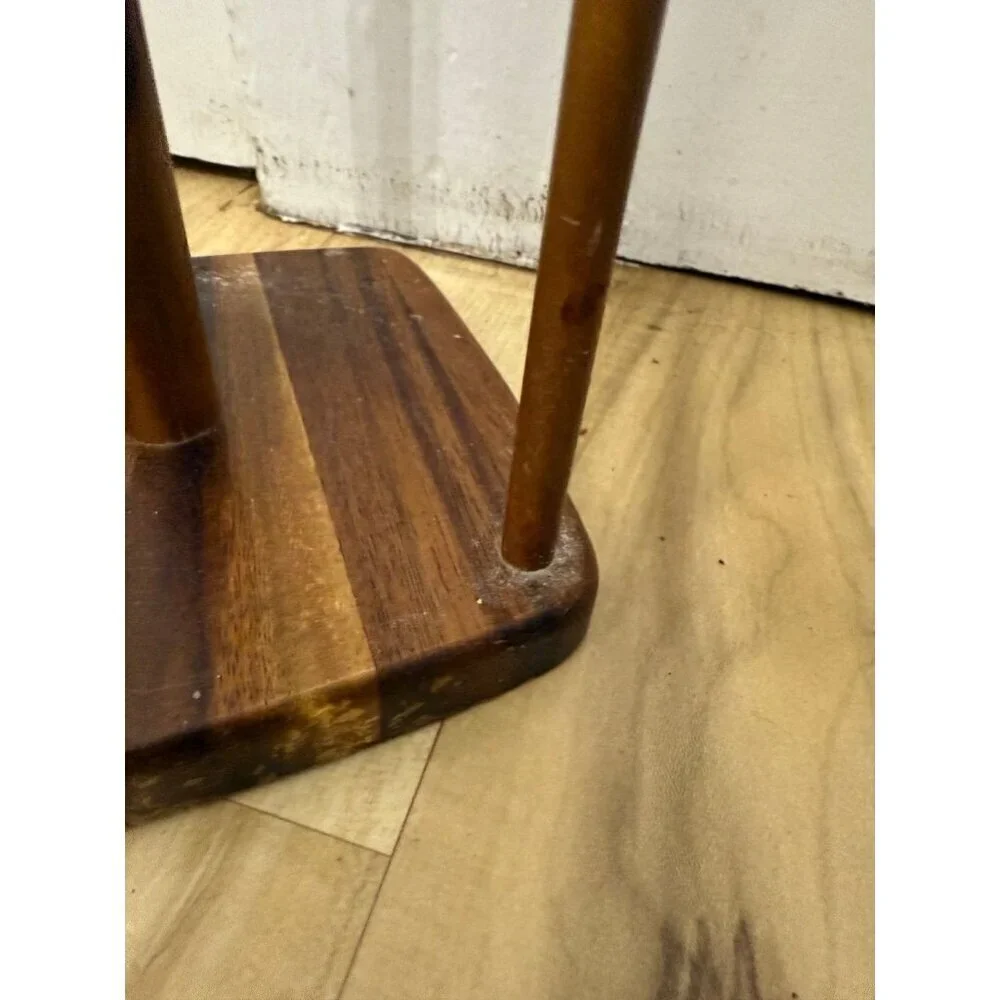Threshold wooden paper towel holder